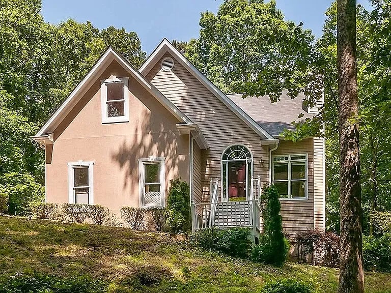 230 Roxbury Cir