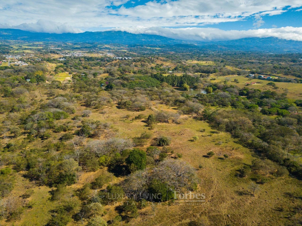 20440 - Balinese tropical style mansion on nice farm in La Garita