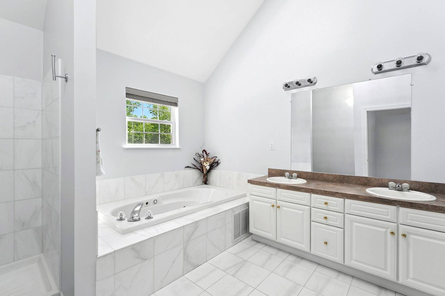 Quogue Elegance in Coveted Southampton Pines