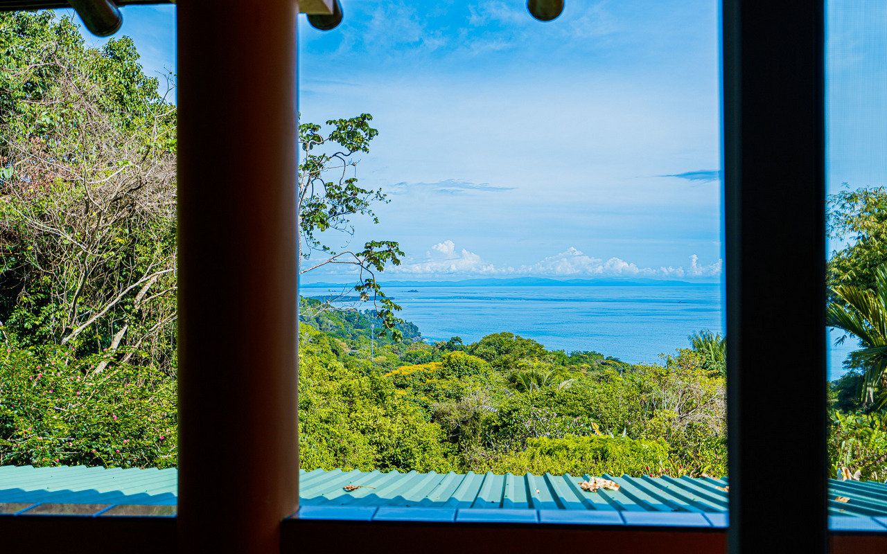 WHALE’S TAIL OCEAN VIEW ESTATE WITH EXTRA LOT 