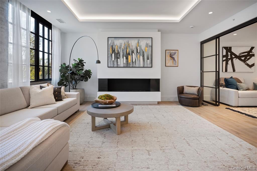 41 Richmondville Avenue Unit: 303