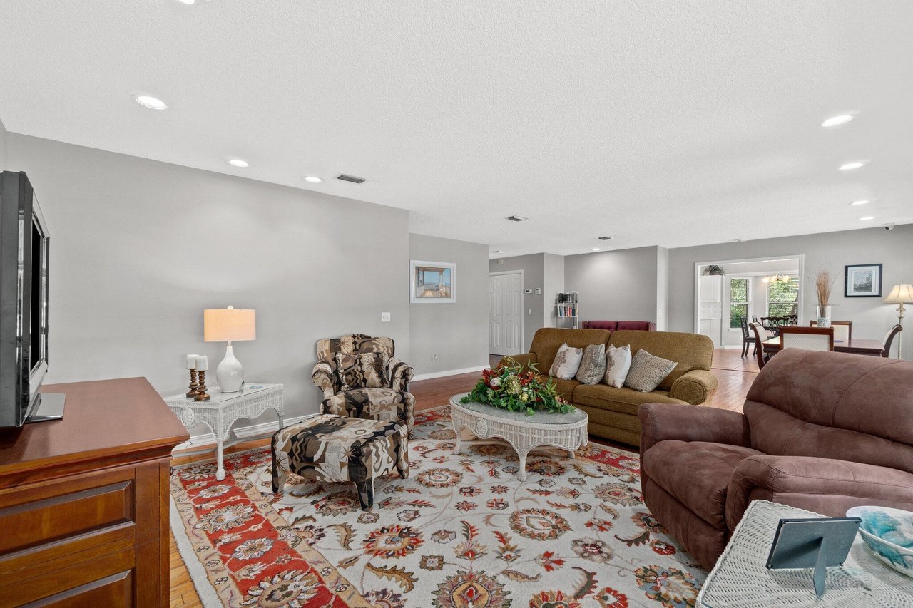 229 W Bayou Forest Dr