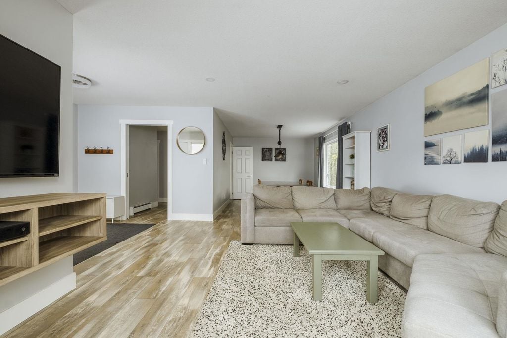 15729 20 Ave