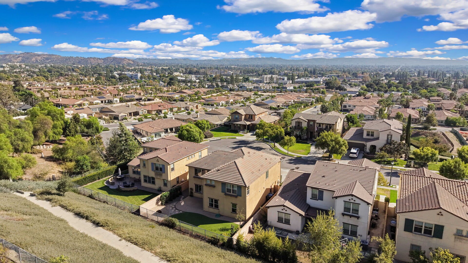 885 E Manresa