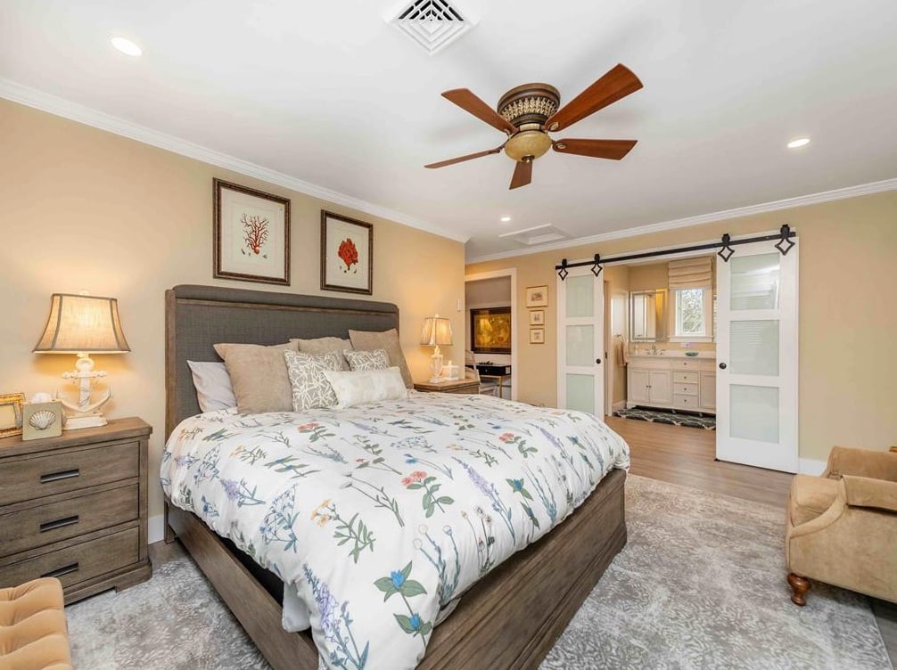 6 Schoolhouse Ln