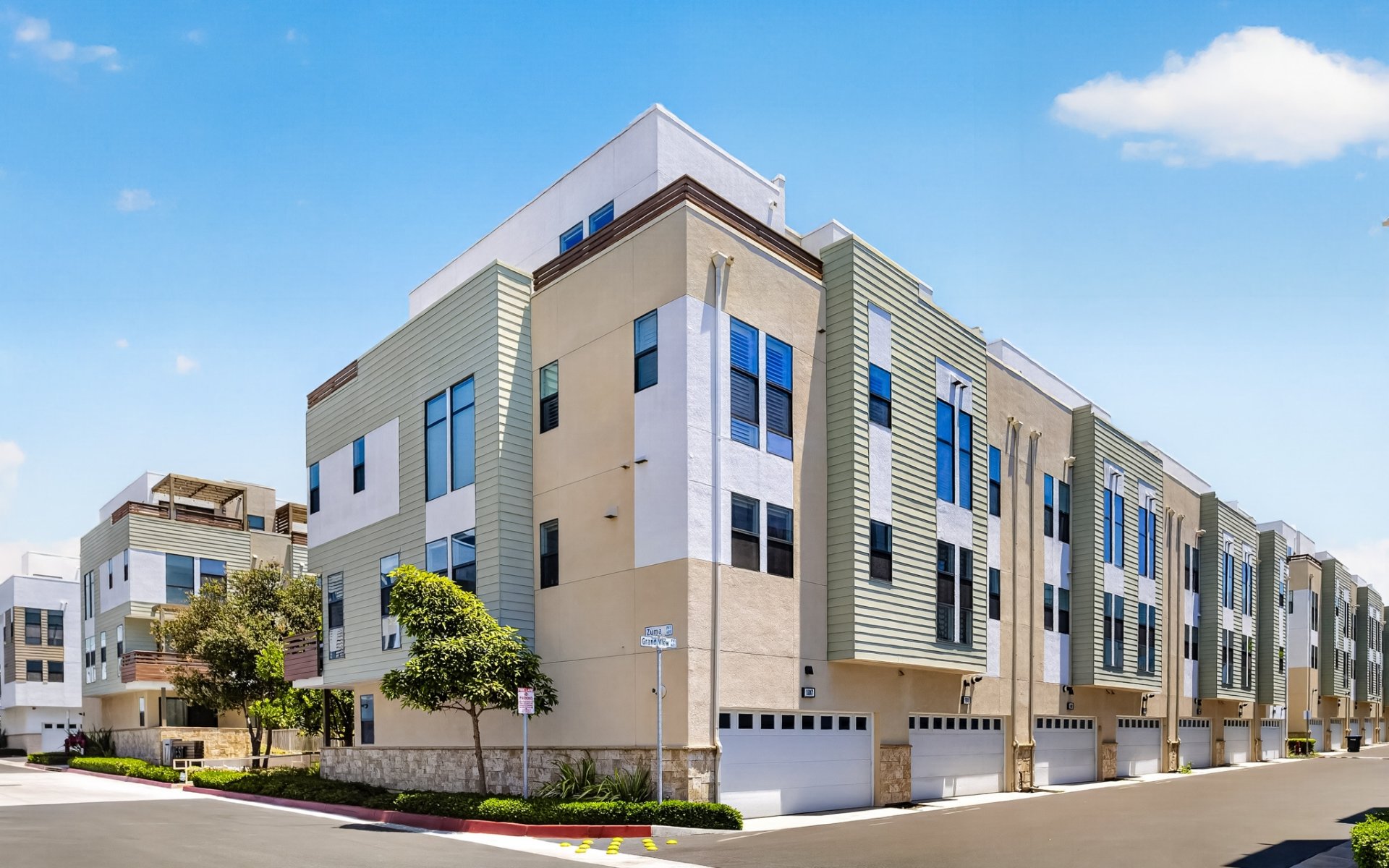 1687 Grand View