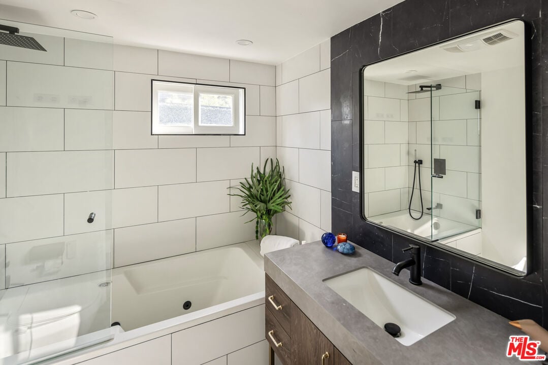 Wonderland Park Ave, 90046