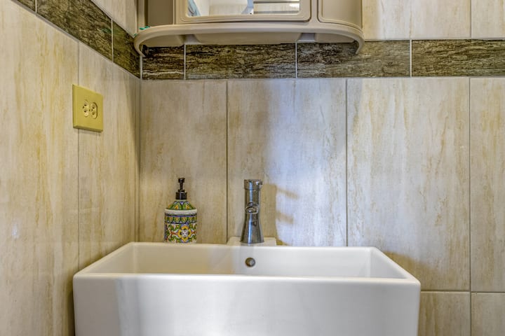 Beach House Apt 11 • Sleeps 4 • Kitchen + Sofa Bed - Airbnb