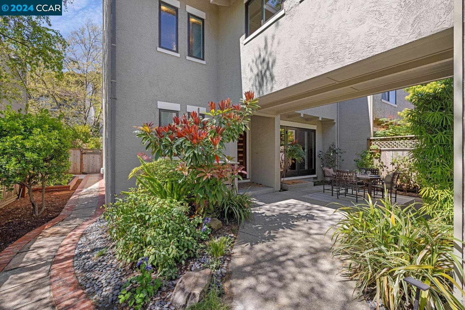 10 Doral Dr