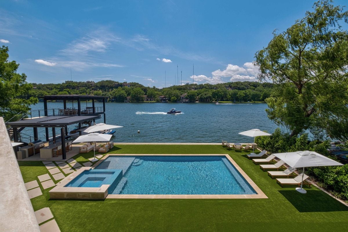 Lakeshore Elegance: A Luxurious Waterfront Retreat on Lake Austin