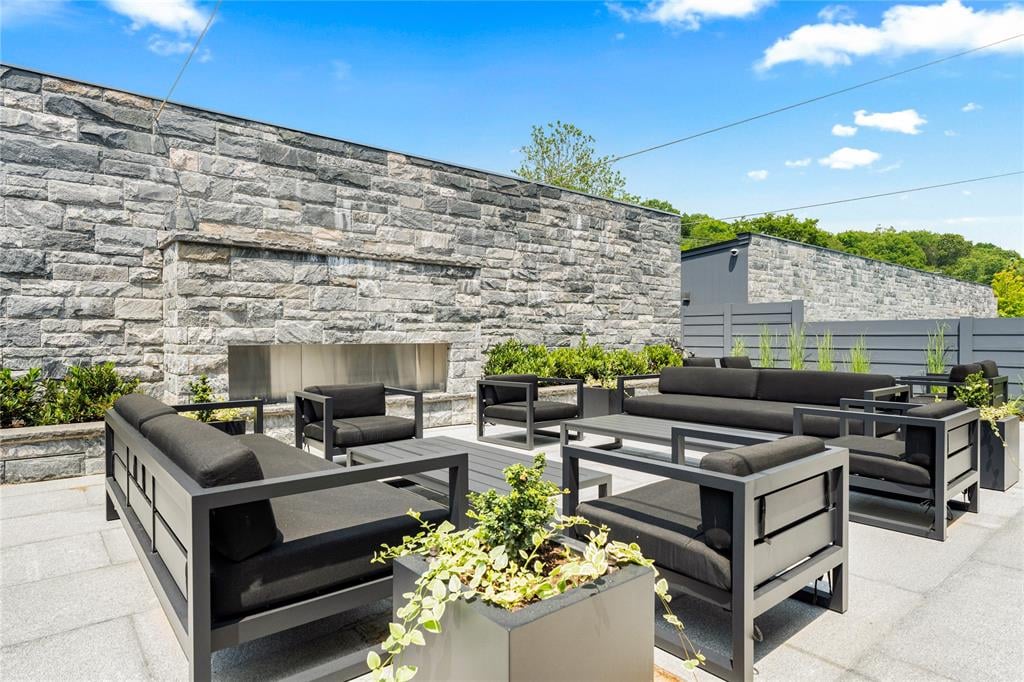 41 Richmondville Avenue Unit: 206