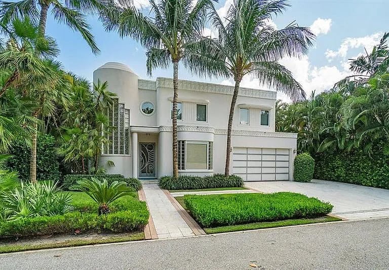 216 Colonial Ln