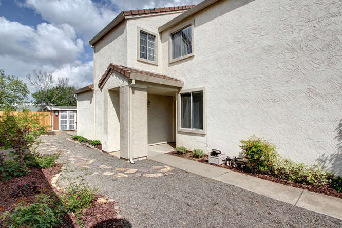 Just Listed! Well Maintained Home in Roseville!