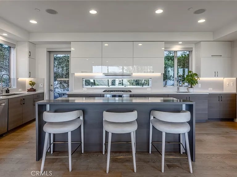 7350 Pacific View Dr