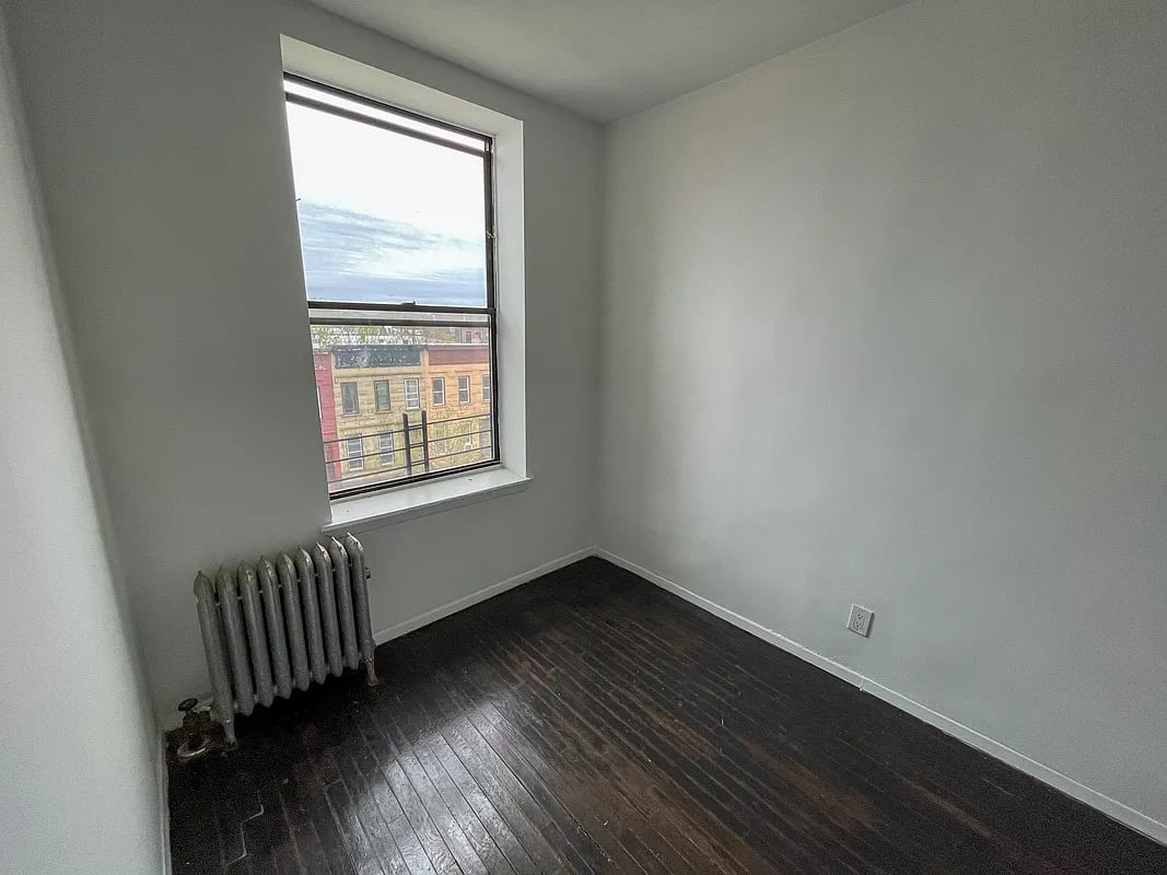 927 Putnam Ave 4R