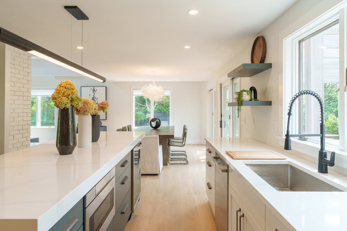 Edgartown Designer Retreat With Pool & Hot Tub