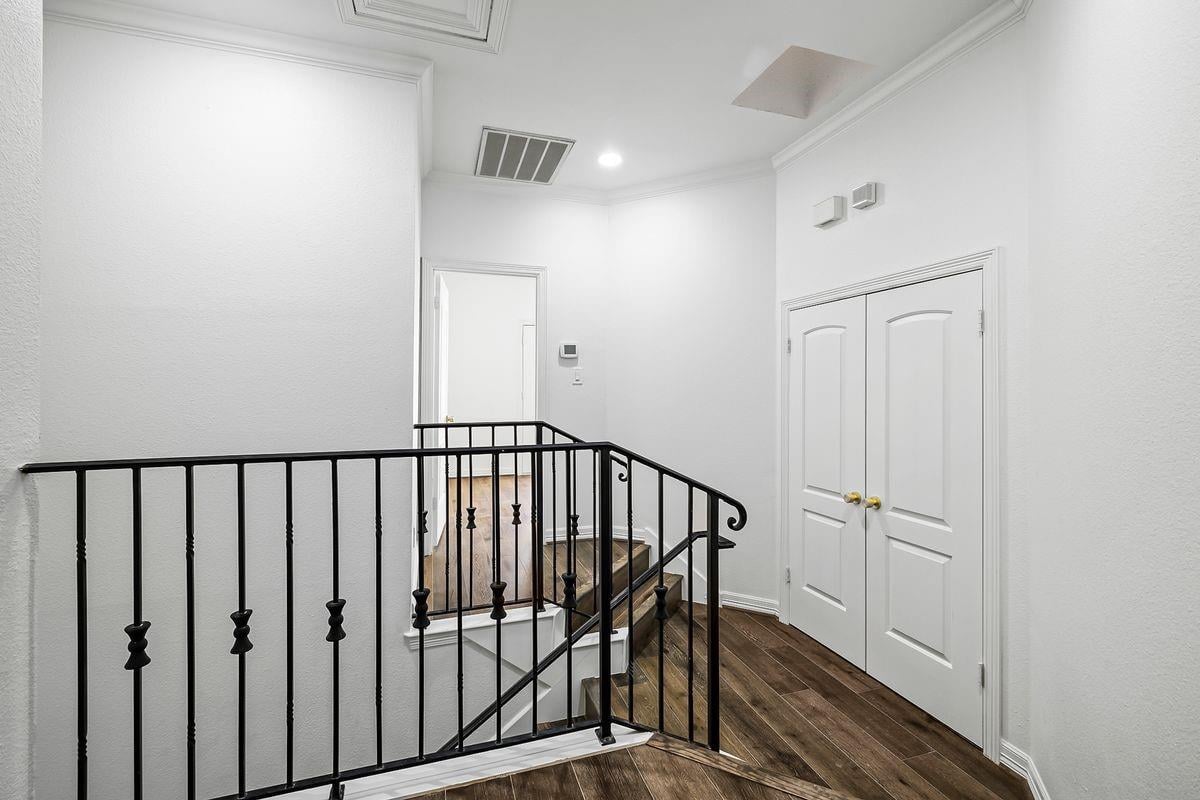 Upstairs landing with wrought iron railing, Barton Hollow, Westlake, Austin.