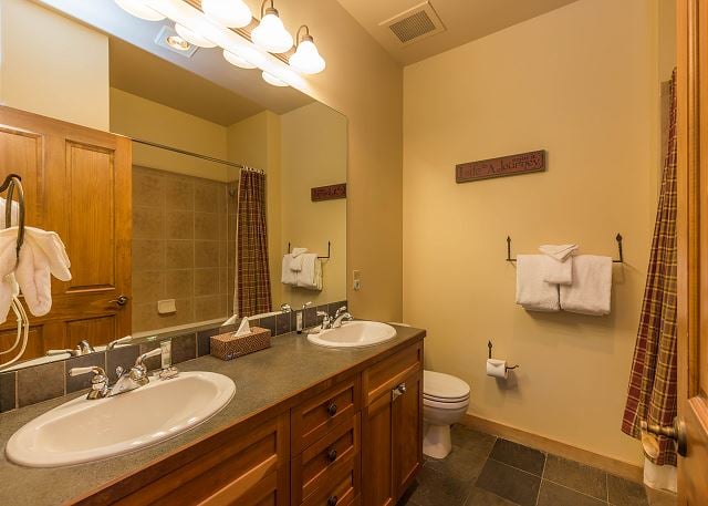 Red Hawk Lodge & Townhomes