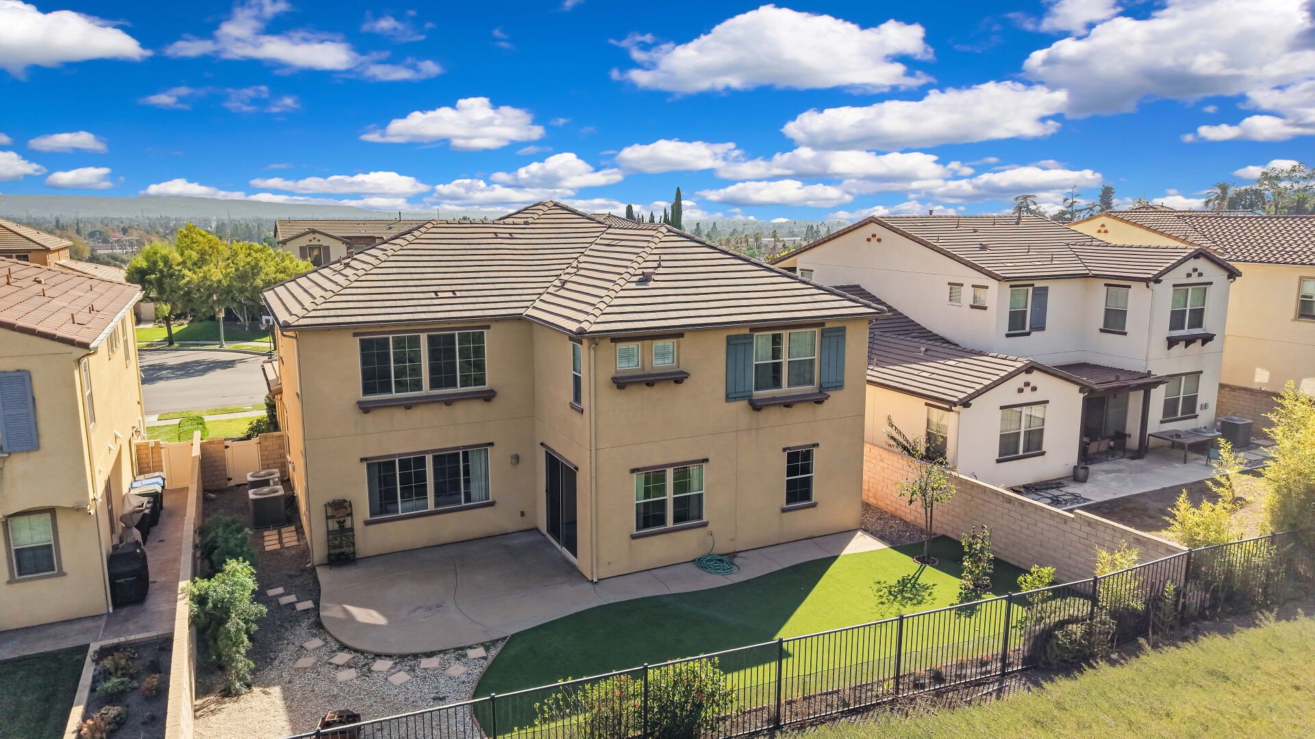 885 E Manresa