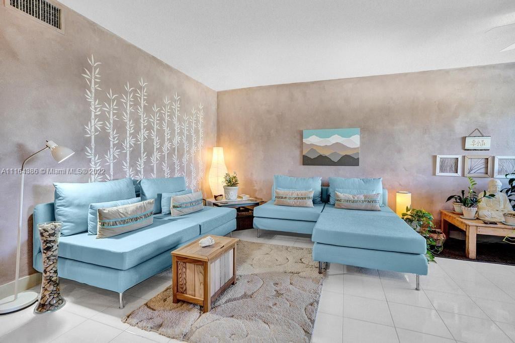 2120 NE 42nd St APT 8A
