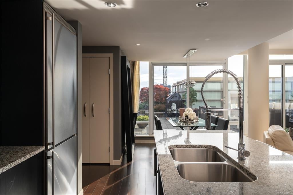 1406 - 707 Courtney St