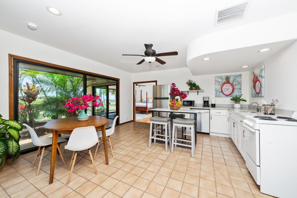 PUAKEA BAY DR - 11 ACRE ESTATE- 5 BEDROOM 6 BATHROOM RESIDENCE - RESORT STLYE POOL & SPA - $4,350,000