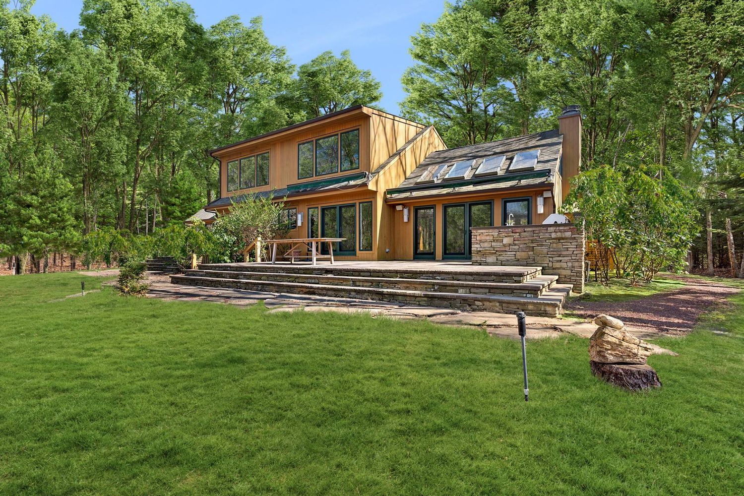 Twin Ponds: A Contemporary Waterfront Retreat