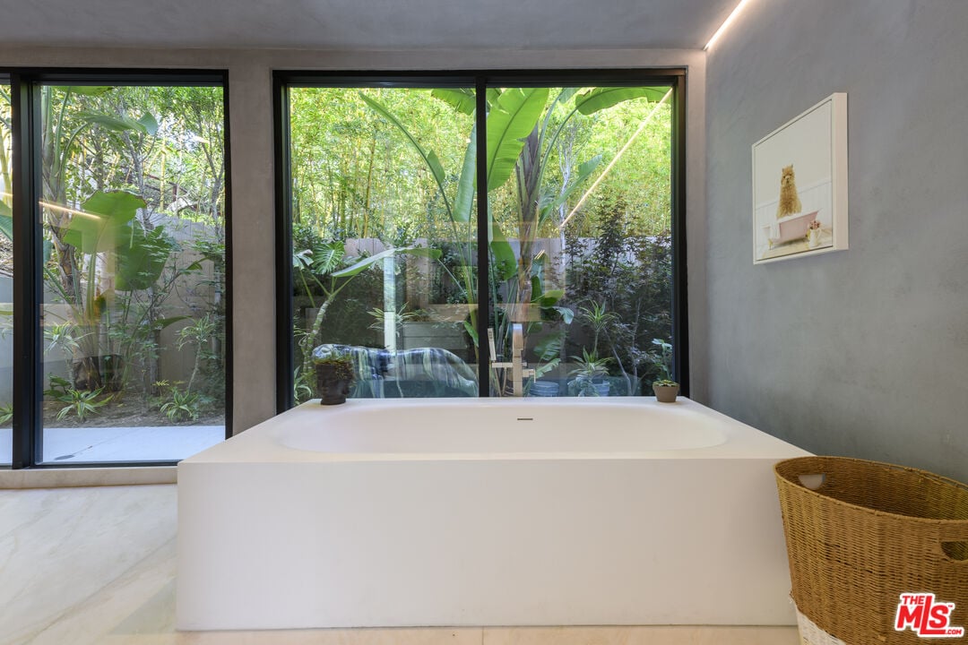 Pinnacle Manor, Willow Glen Rd, 90046