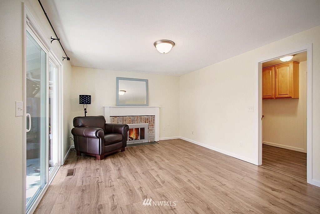999 Tacoma Ave NE