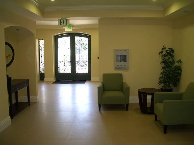 400 S Barrington Ave APT 202