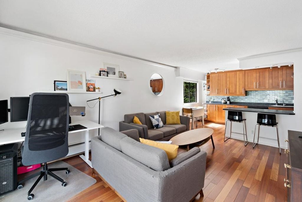 270 W 1st St, #202