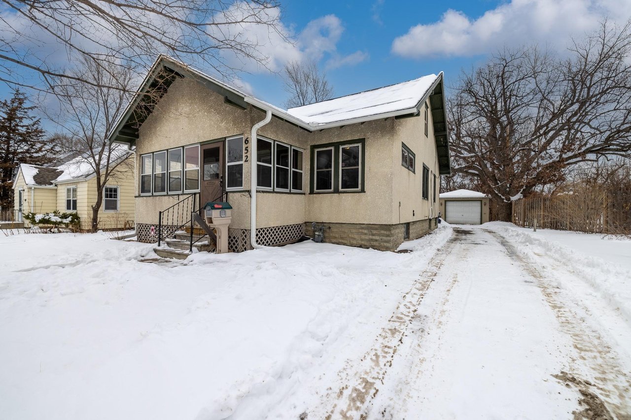 652 Robert St S