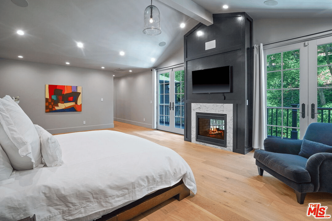 2794 Mandeville Canyon Rd