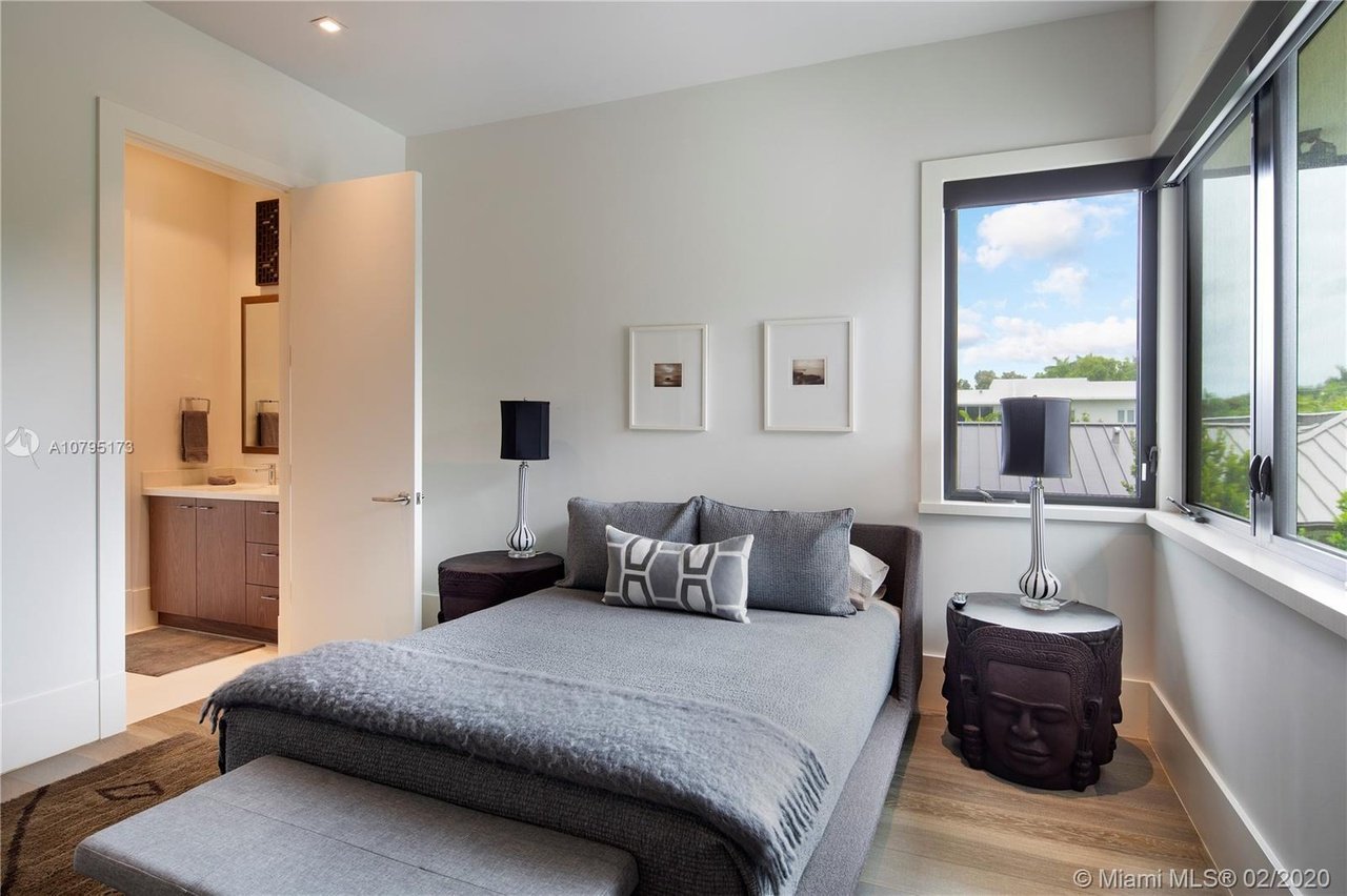 4965/4945 SW 82 St