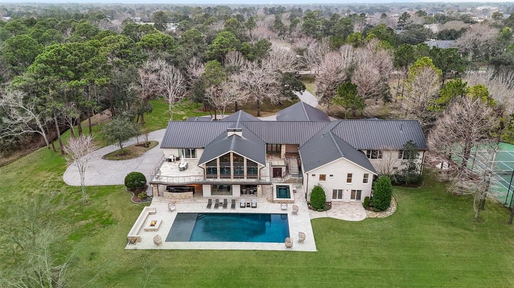 405 W Spreading Oaks Ave