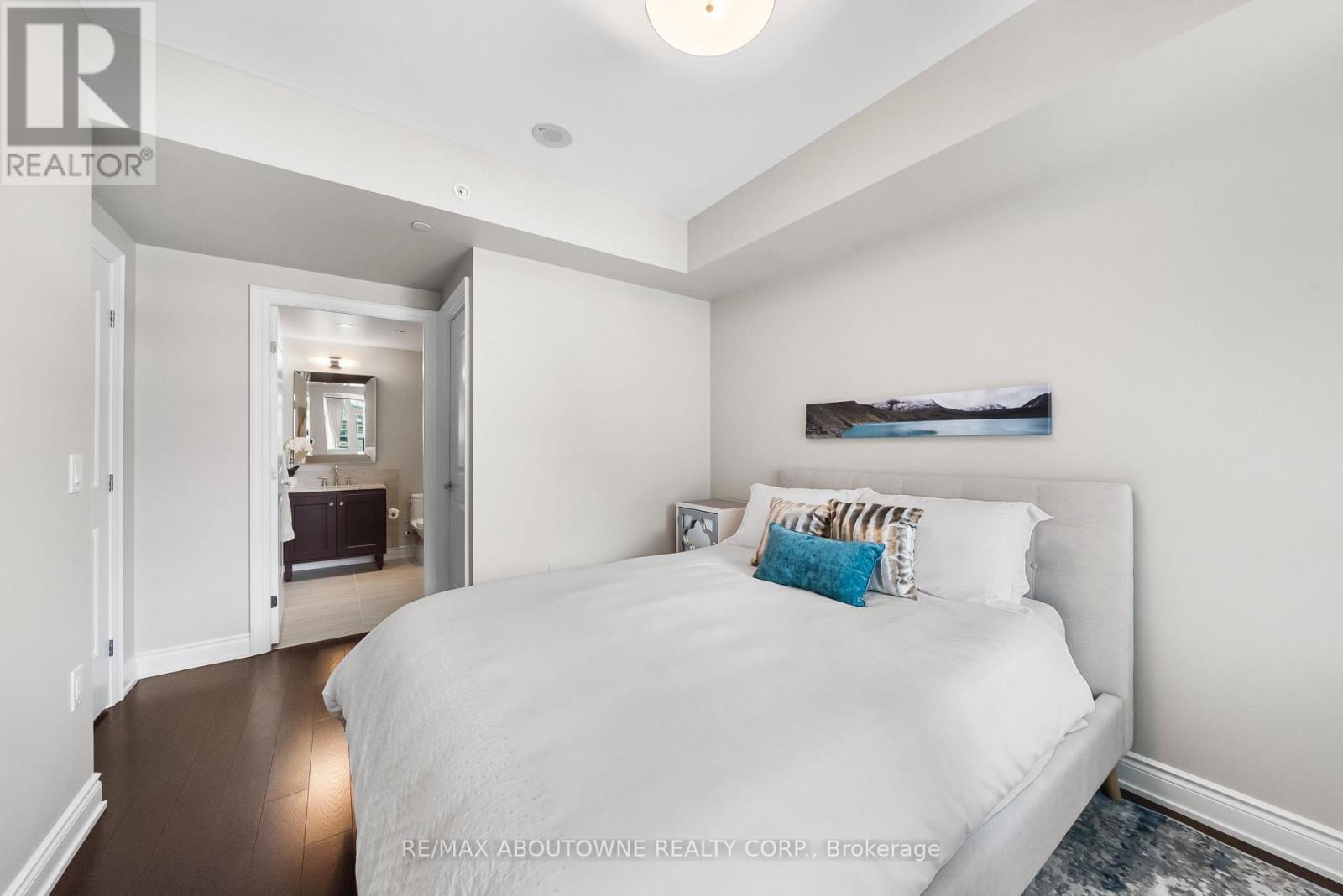 3500 Lakeshore Road W 205