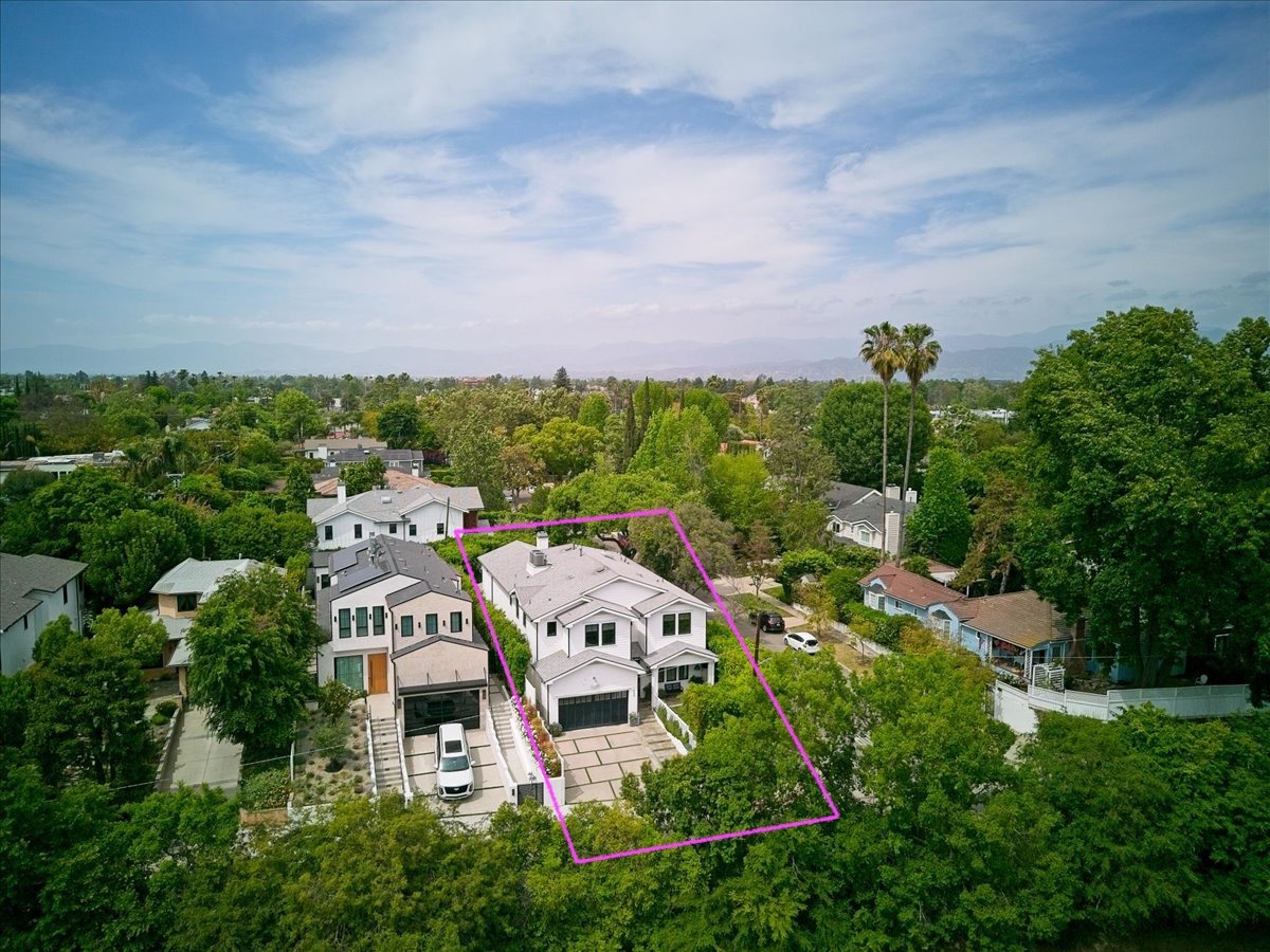 5 ★ 5 En Suite Luxe Stunner in Studio City