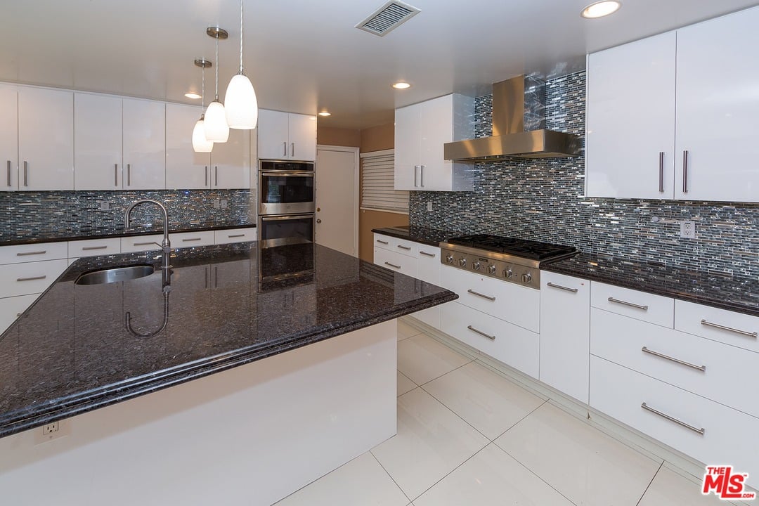 9132 Hillsboro Dr