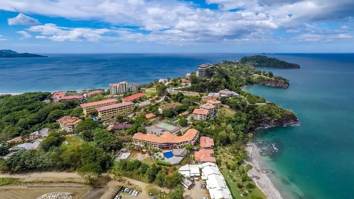 Flamingo Marina Real 11 – Move-in Ready Condo Steps from Flamingo Beach   