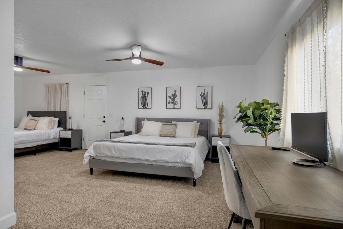 Huge Golf Course Home-Free Heated Pool/Theatre/Gym