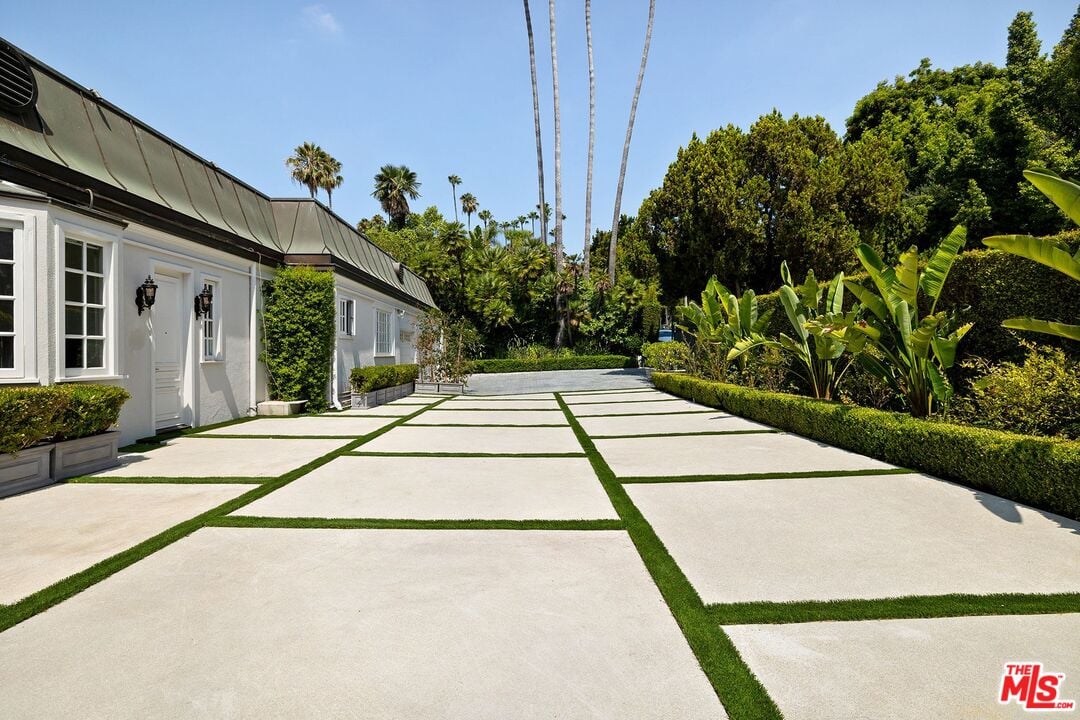 Northstar Manor, N Alta Dr, 90210