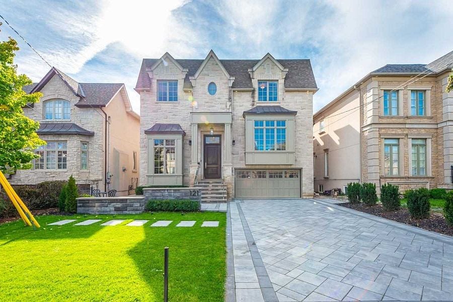 121 Bannockburn Ave