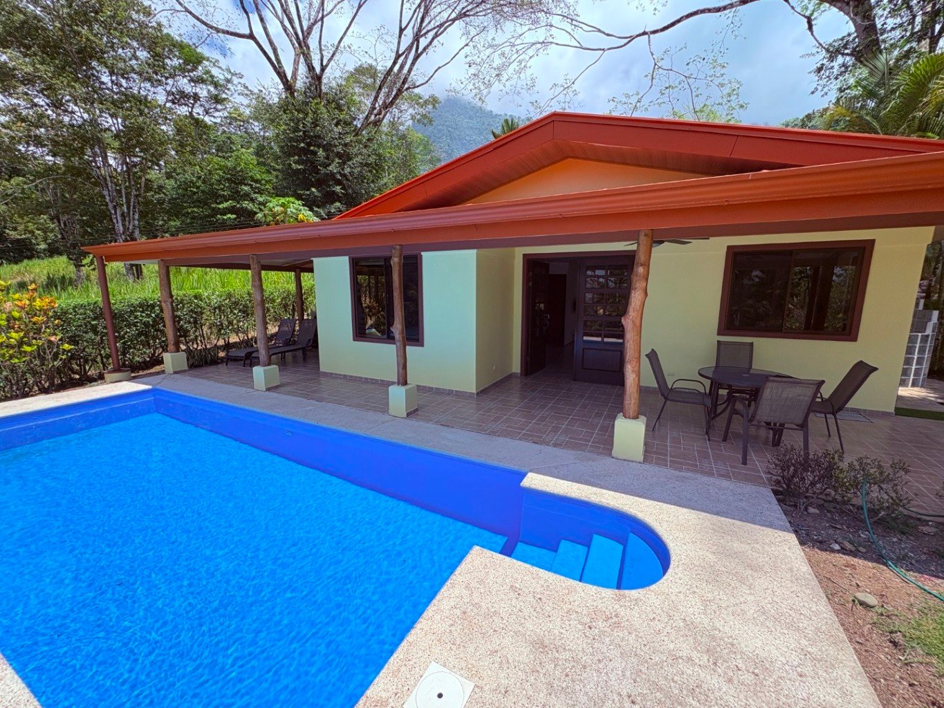 Move in ready 2 bedroom / 2 bathroom home with window ocean view and pool in Ojochal.