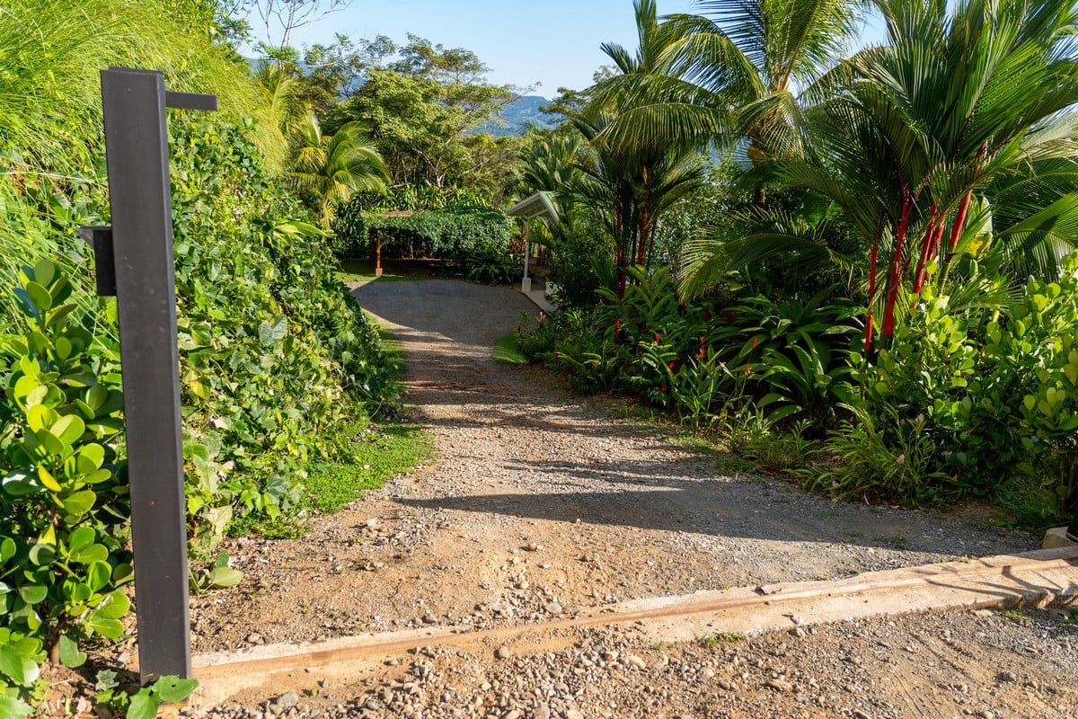  3 Bedroom Stunning Luxury Home Featuring Sweeping Valley & Ocean Views, 5.67 ACRES 