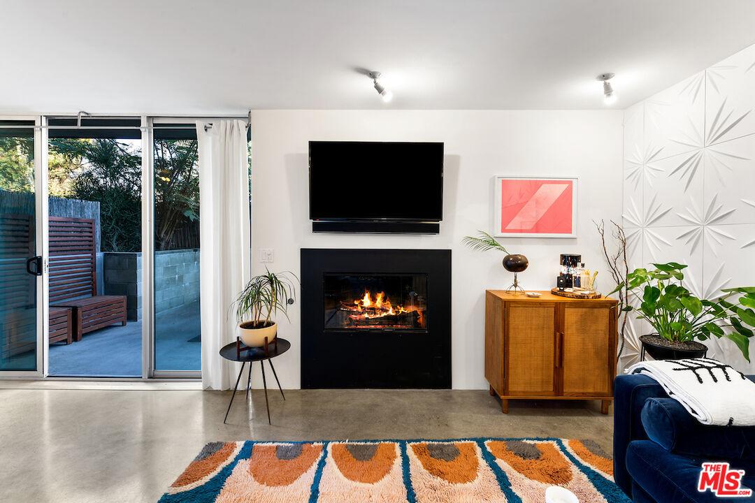 5806 Waring Ave Unit: 2