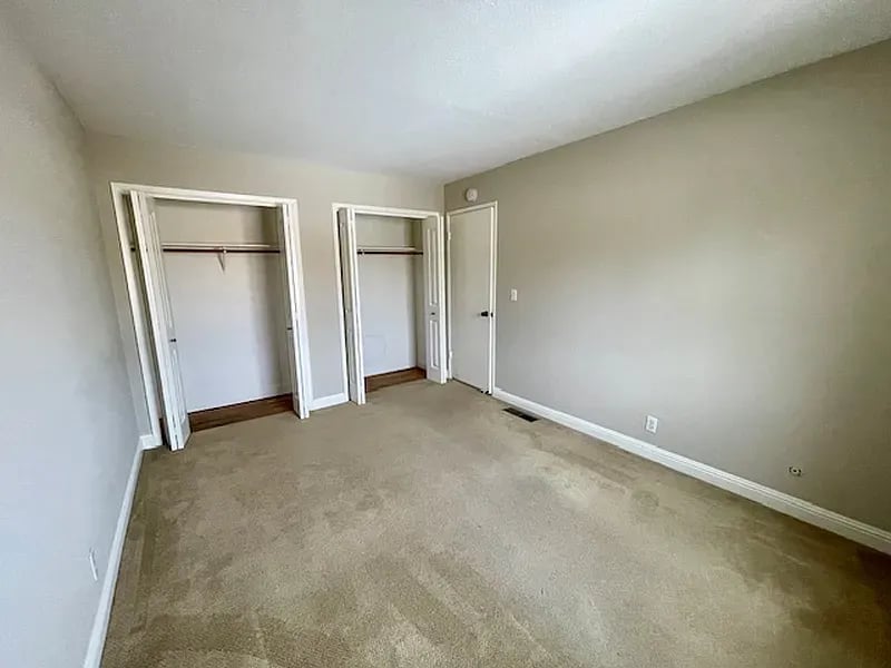  2 Comstock Queen Ct