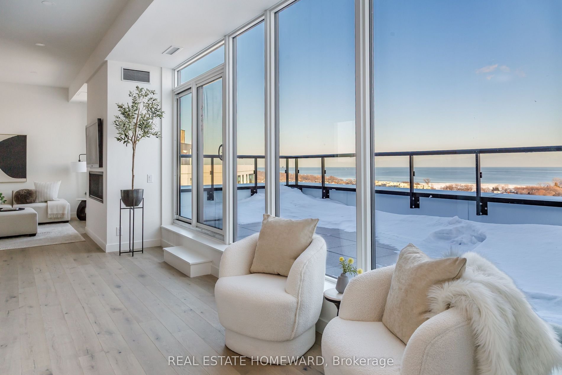 PENTHOUSE BY THE BEACHES 