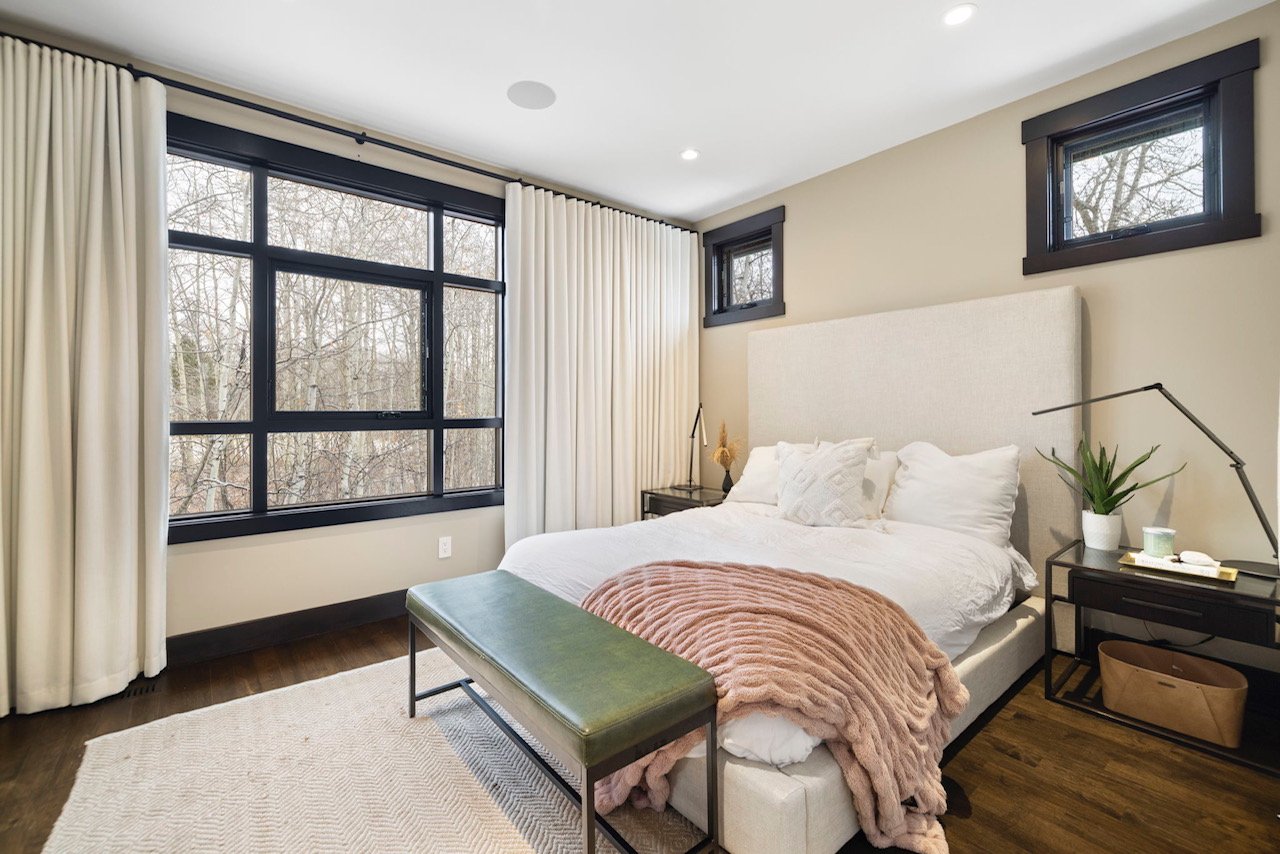 19 Bearspaw Ridge Crescent