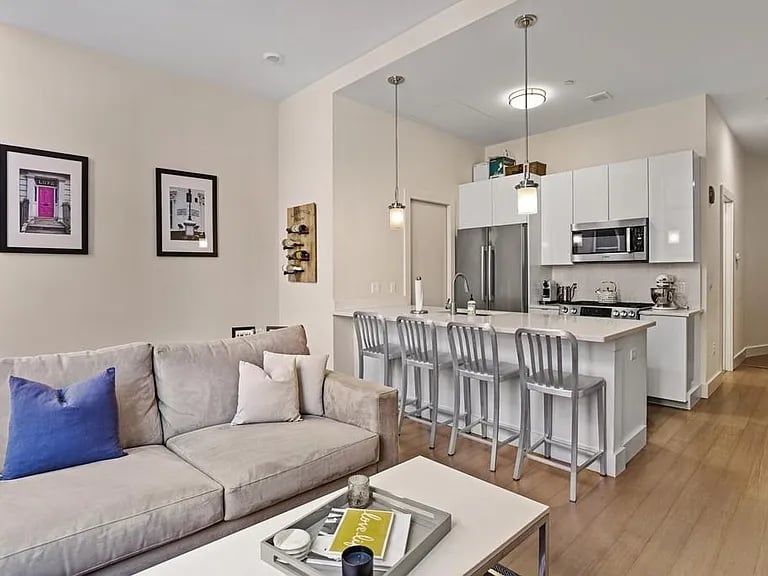 121 Portland St #207