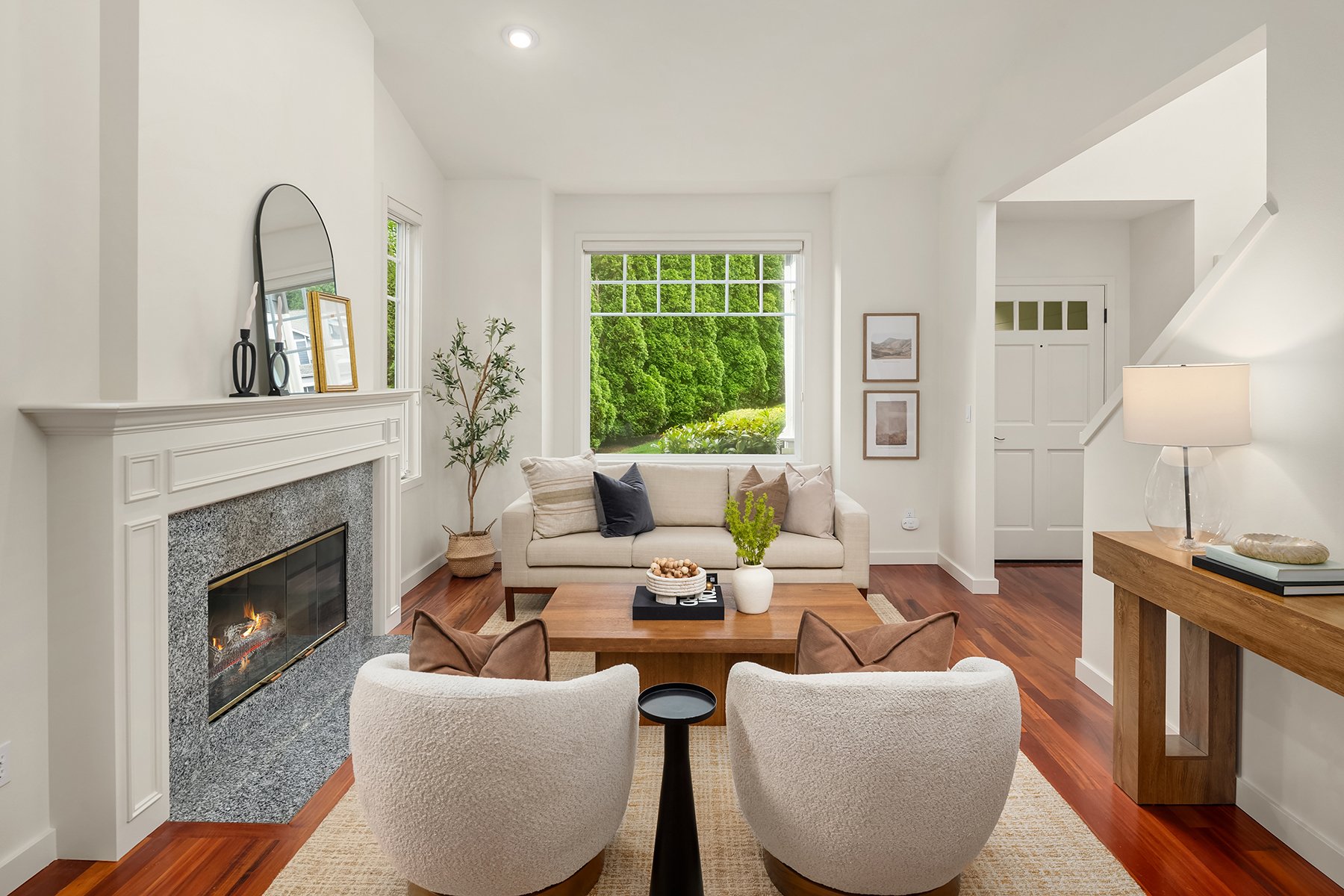 Quiet Elegance in Kirkland: Ideal Location & Natural Beauty